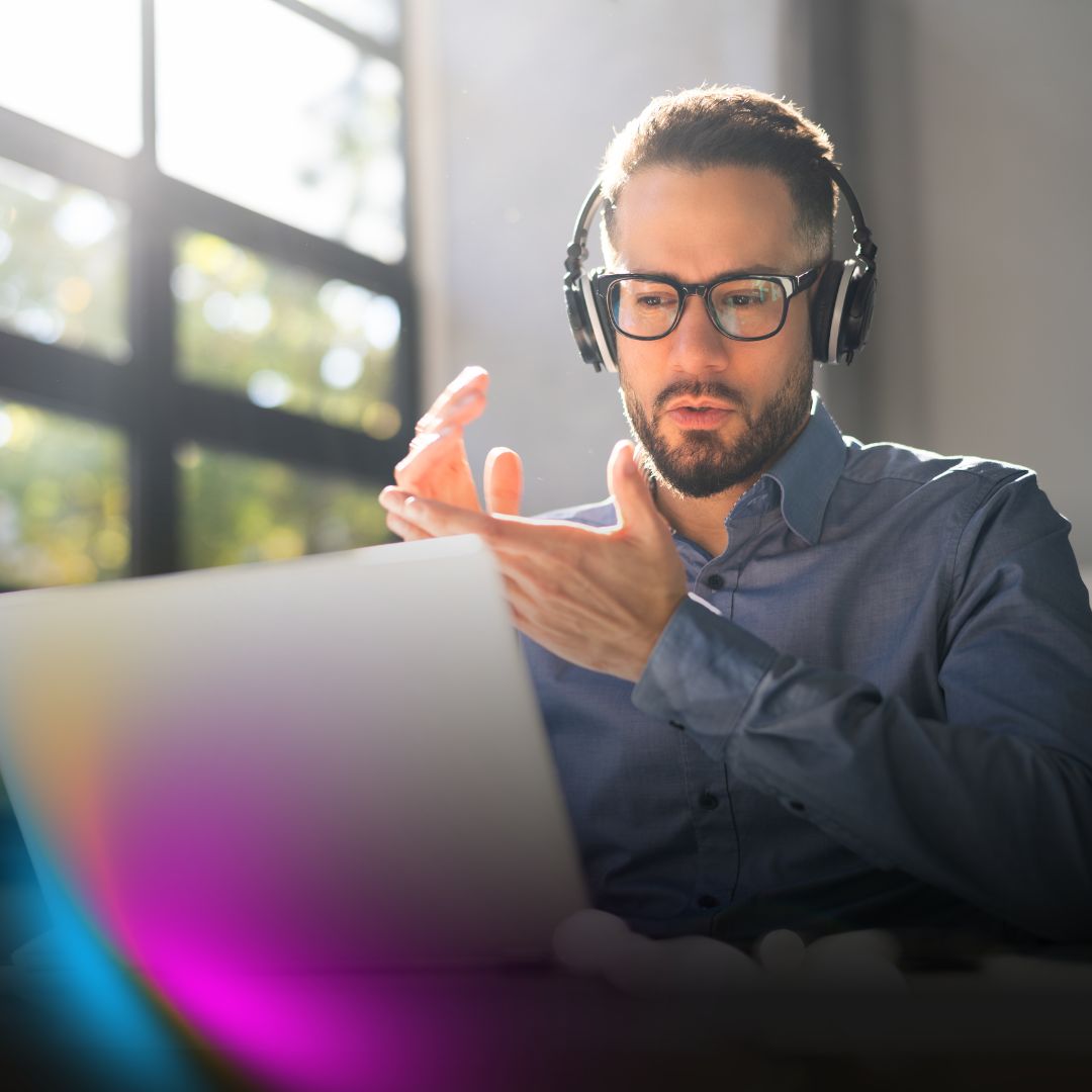 Hombre recibiendo asesoría personalizada en videollamada para aplicar estrategias de marketing digital en su tienda en línea