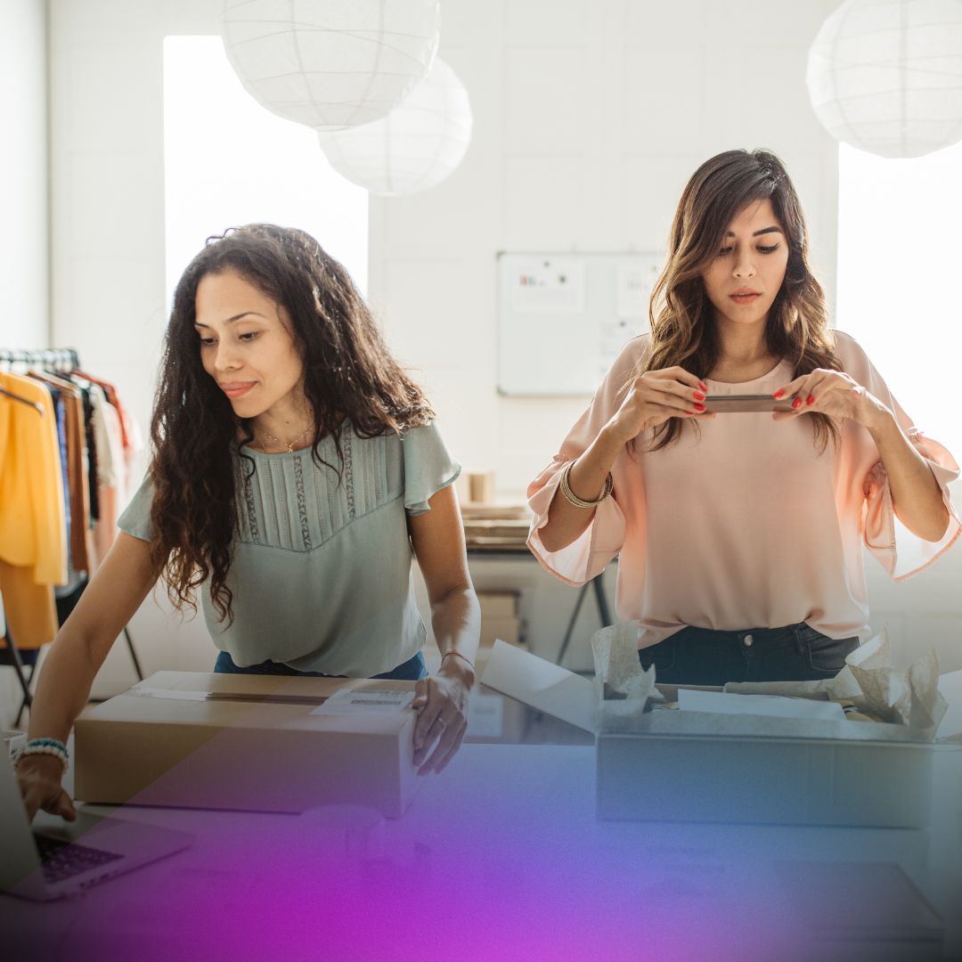 Emprendedoras preparando pedidos en su tienda online tras mejorar ventas con estrategias de marketing digital